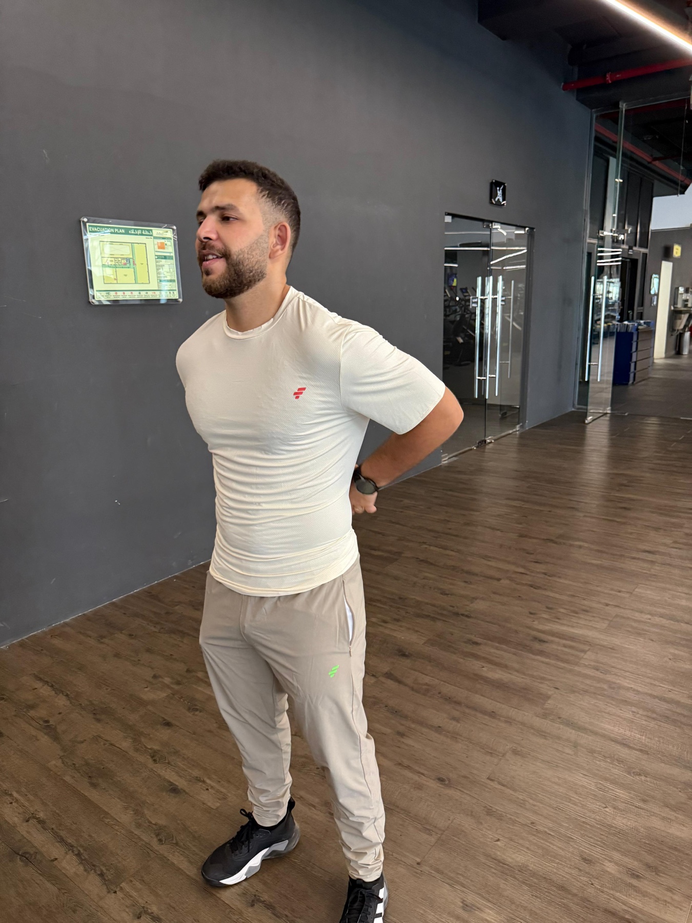 FTHUN ivory training tee and jogger fit